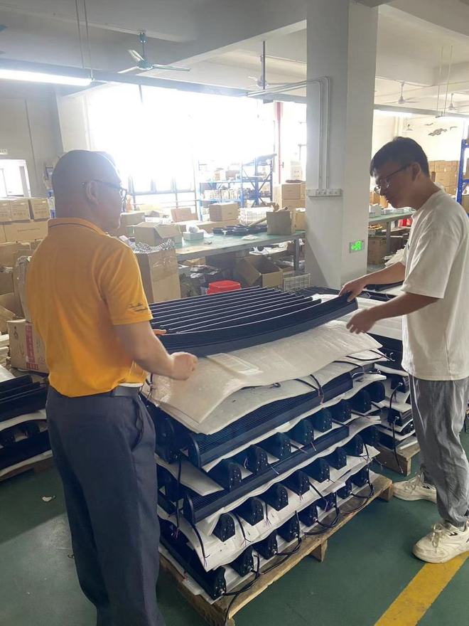 易路通总经理桂韩城亲赴佛山考察汽车配件工厂，确保产品质量无忧